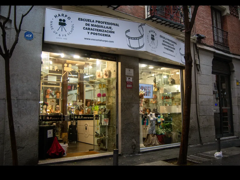 Fachada de la Escuela Harpo, a pie de calle en el centro de Madrid